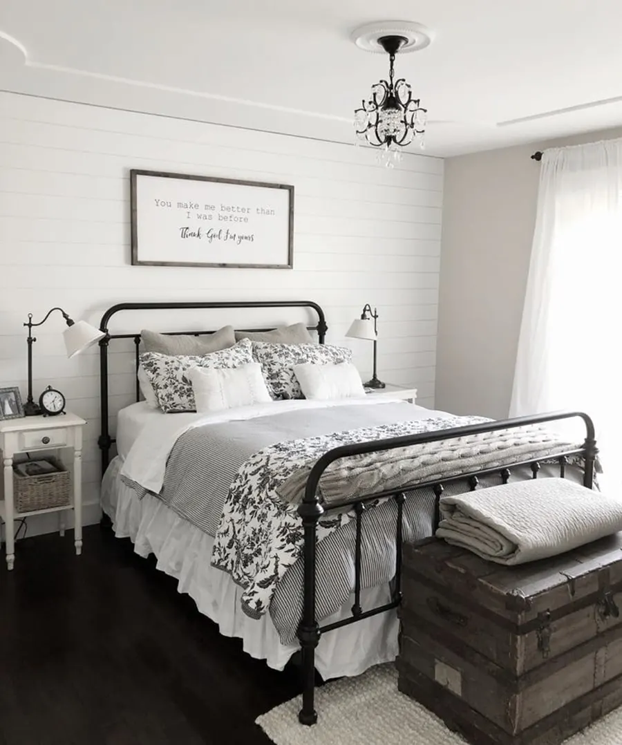 7 beautiful farmhouse bedrooms looks in a budget - Barefoot Detour